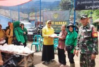 Jum'at Berkah Danramil bersama Persit membagikan nasi kotak kepada korban luapan air di Kp Cibago, Desa Mayang, Kecamatan Cisalak, pada Jumat (5/12/2025).