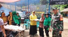 Jum'at Berkah Danramil bersama Persit membagikan nasi kotak kepada korban luapan air di Kp Cibago, Desa Mayang, Kecamatan Cisalak, pada Jumat (5/12/2025).