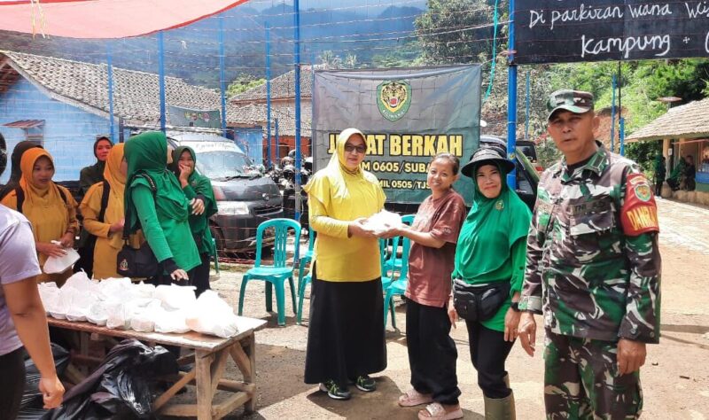 Jum'at Berkah Danramil bersama Persit membagikan nasi kotak kepada korban luapan air di Kp Cibago, Desa Mayang, Kecamatan Cisalak, pada Jumat (5/12/2025).