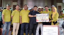 Bupati Subang, Reynaldy Putra Andita didampingi Sekda menghadiri Pengukuhan Bunda Guru Kabupaten Subang pada Puncak Upacara HUT ke-80 PGRI dan Hari Guru Nasional.