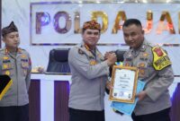 Kombes Pol. Hendra Rochmawan, Plt. Direktur Pembinaan Masyarakat Polda Jabar, menyerahkan penghargaan kepada Bripka Toto.
