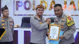 Kombes Pol. Hendra Rochmawan, Plt. Direktur Pembinaan Masyarakat Polda Jabar, menyerahkan penghargaan kepada Bripka Toto.