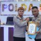 Kombes Pol. Hendra Rochmawan, Plt. Direktur Pembinaan Masyarakat Polda Jabar, menyerahkan penghargaan kepada Bripka Toto.