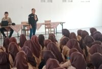 Sebagian besar peserta tampak antusias dalam acara tersebut dan mengajukan pertanyaan.