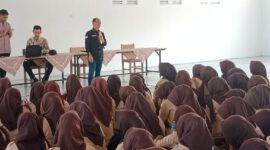 Sebagian besar peserta tampak antusias dalam acara tersebut dan mengajukan pertanyaan.