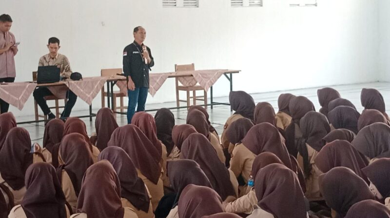 Sebagian besar peserta tampak antusias dalam acara tersebut dan mengajukan pertanyaan.