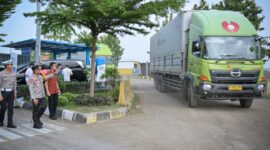 Irjen Rudi Setiawan, Kapolda Jawa Barat, melakukan peninjauan langsung ke Pos Cipali dalam rangka Operasi Lilin Lodaya 2025.