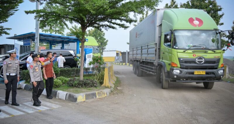 Irjen Rudi Setiawan, Kapolda Jawa Barat, melakukan peninjauan langsung ke Pos Cipali dalam rangka Operasi Lilin Lodaya 2025.