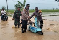 Kapolsek Ciasem bersama anggota Polsek dan aparat Desa Dukuh melakukan pengecekan di Dusun Dukuh Girang Barat menyusul naiknya debit Sungai Ciasem akibat hujan deras.