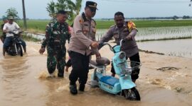 Kapolsek Ciasem bersama anggota Polsek dan aparat Desa Dukuh melakukan pengecekan di Dusun Dukuh Girang Barat menyusul naiknya debit Sungai Ciasem akibat hujan deras.