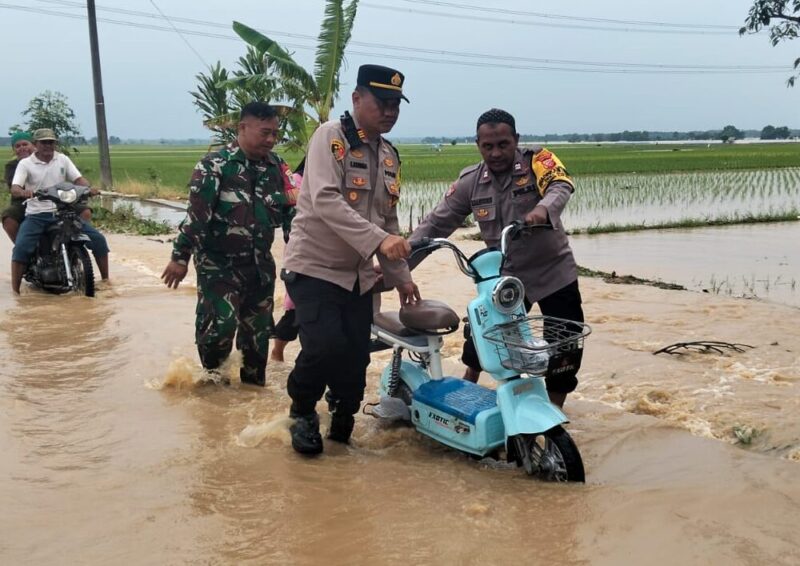 Kapolsek Ciasem bersama anggota Polsek dan aparat Desa Dukuh melakukan pengecekan di Dusun Dukuh Girang Barat menyusul naiknya debit Sungai Ciasem akibat hujan deras.