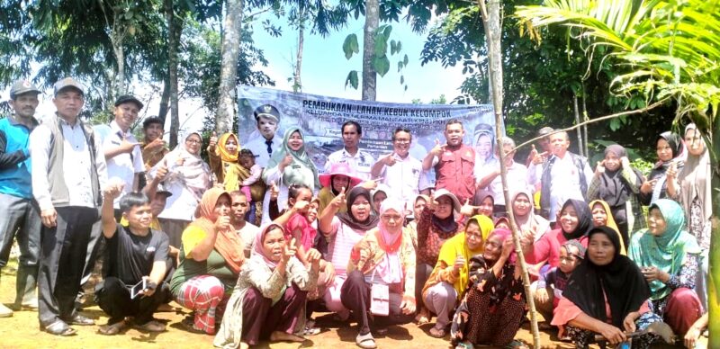 Kegiatan ini melibatkan berbagai lintas sektor, termasuk Kementerian Sosial, Pemerintahan Desa Cimanggu, dan UPTD Pertanian dan Ketahanan Pangan Kecamatan Cisalak.