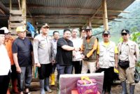 Bupati Subang yang akrab disapa Kang Rey, hadir langsung menemui warga, memberikan dukungan, serta menyerahkan bantuan awal yang diterima Kepala Desa Mayang.