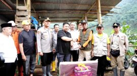 Bupati Subang yang akrab disapa Kang Rey, hadir langsung menemui warga, memberikan dukungan, serta menyerahkan bantuan awal yang diterima Kepala Desa Mayang.