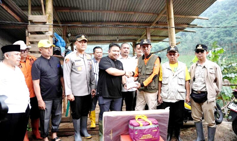 Bupati Subang yang akrab disapa Kang Rey, hadir langsung menemui warga, memberikan dukungan, serta menyerahkan bantuan awal yang diterima Kepala Desa Mayang.
