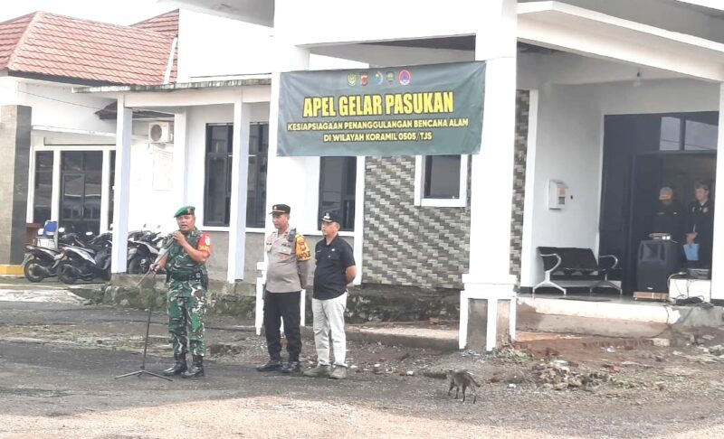 Koramil (0505) Tanjungsiang bersama unsur Forkopincam Tanjungsiang menggelar upacara kesiapsiagaan penanggulangan alam. Kamis (11/12/2025).