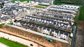 Kang Dedi Mulyadi (KDM), memperluas kebijakan penghentian sementara penerbitan izin perumahan baru melalui Surat Edaran Nomor 180/HUB.03.08.02/DISPERKIM tanggal 13 Desember 2025.