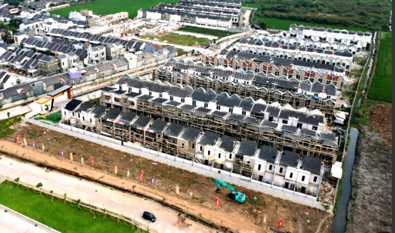 Kang Dedi Mulyadi (KDM), memperluas kebijakan penghentian sementara penerbitan izin perumahan baru melalui Surat Edaran Nomor 180/HUB.03.08.02/DISPERKIM tanggal 13 Desember 2025.