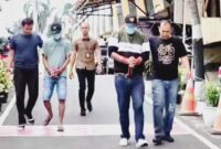 Anggota Komisi III DPR, Abdullah, mendesak OJK mencabut peraturan yang memperbolehkan pelaku jasa keuangan memakai debt collector atau pihak ketiga.