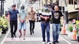 Anggota Komisi III DPR, Abdullah, mendesak OJK mencabut peraturan yang memperbolehkan pelaku jasa keuangan memakai debt collector atau pihak ketiga.