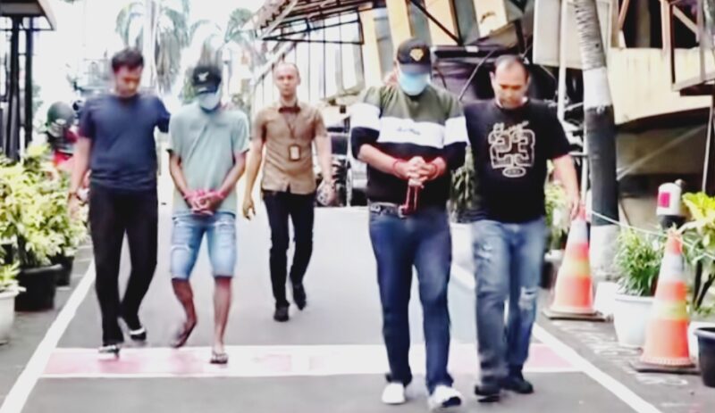 Anggota Komisi III DPR, Abdullah, mendesak OJK mencabut peraturan yang memperbolehkan pelaku jasa keuangan memakai debt collector atau pihak ketiga.