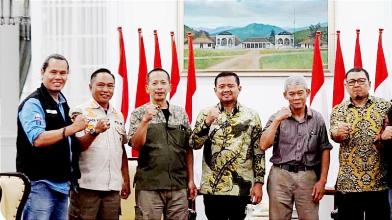 Kabupaten Sumedang, Jawa Barat, akan menjadi lokasi Kontes Ayam Pelung Nasional bertajuk “Mamajar Kasih” pada Minggu, 21 Desember 2025.