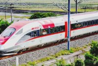 Ambisi menyatukan daratan Kalimantan lewat jalur kereta lintas‑negara kembali mencuat. Proyek inj diusulkan oleh perusahaan swasta Brunei, Brunergy Utama Sdn Bhd, serta pemerintah Sarawak, Malaysia.