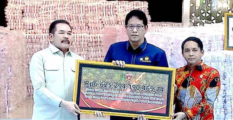 Jaksa Agung secara simbolis menyerahkan Rp 6,6 triliun kepada negara.