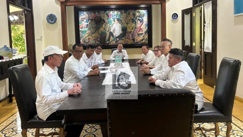 Jajaran Pengurus dan Pembina Laskar Gibran melakukan kunjungan silaturahmi ke kediaman Presiden Joko Widodo di Solo. Sumber Foto akun Facebook @laksargibranjabar
