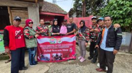 Foto : (Ketua LMPI Kabupaten Bandung), Hj. Neni Angraeni Asep Rachmat (Sekjen LMPI), Bah Wawan (Ketua MAC LMPI Arjasari), serta pengurus dan anggota LMPI Kabupaten Bandung.
