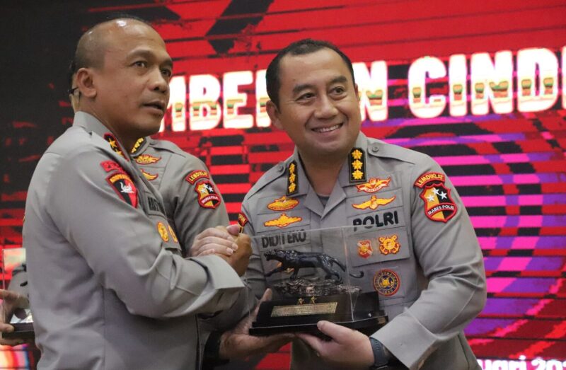 Polda Jawa Barat mengadakan acara pisah sambut pejabat utama dan Kapolres jajaran di Aula Direktorat Lalu Lintas (Ditlantas) Mapolda Jawa Barat.