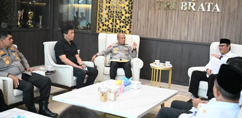 Kapolda Jawa Barat, Irjen Pol. Dr. Rudi Setiawan, menerima audiensi Kepala Kanwil Kemenag Jawa Barat, H. Dudu Rohman, di ruang Courtesy Call Polda Jabar.