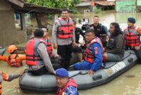 Polda Jabar lakukan Patroli rutin siang dan malam difokuskan untuk menjaga rumah-rumah yang ditinggalkan warga dan mengantisipasi potensi bahaya, seperti konsleting listrik akibat genangan air.