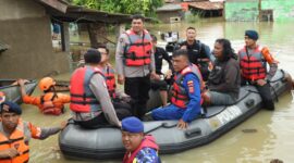 Polda Jabar lakukan Patroli rutin siang dan malam difokuskan untuk menjaga rumah-rumah yang ditinggalkan warga dan mengantisipasi potensi bahaya, seperti konsleting listrik akibat genangan air.