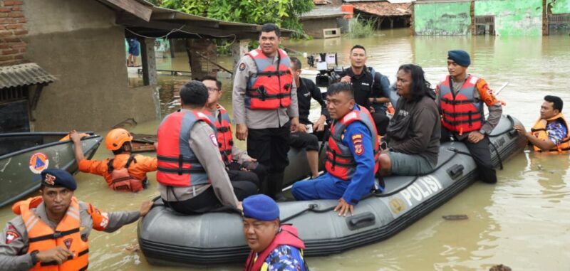 Polda Jabar lakukan Patroli rutin siang dan malam difokuskan untuk menjaga rumah-rumah yang ditinggalkan warga dan mengantisipasi potensi bahaya, seperti konsleting listrik akibat genangan air.