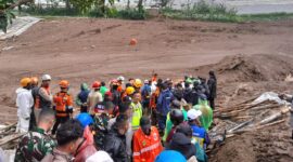 Longsor terjadi di area pertanian dan pemukiman di kaki Gunung Burangrang, menimbun sekitar 30 rumah warga. Bencana ini berdampak pada 113 orang dari 34 kepala keluarga (KK).