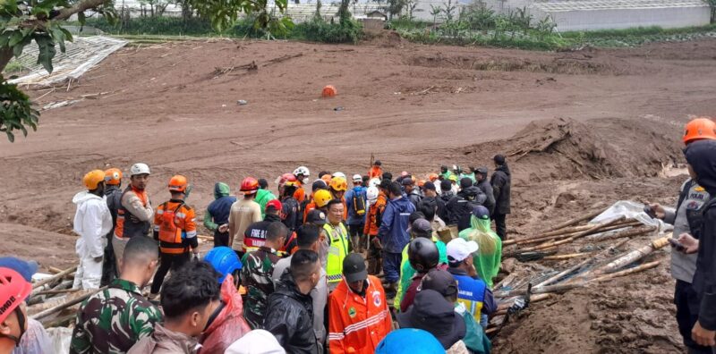 Longsor terjadi di area pertanian dan pemukiman di kaki Gunung Burangrang, menimbun sekitar 30 rumah warga. Bencana ini berdampak pada 113 orang dari 34 kepala keluarga (KK).