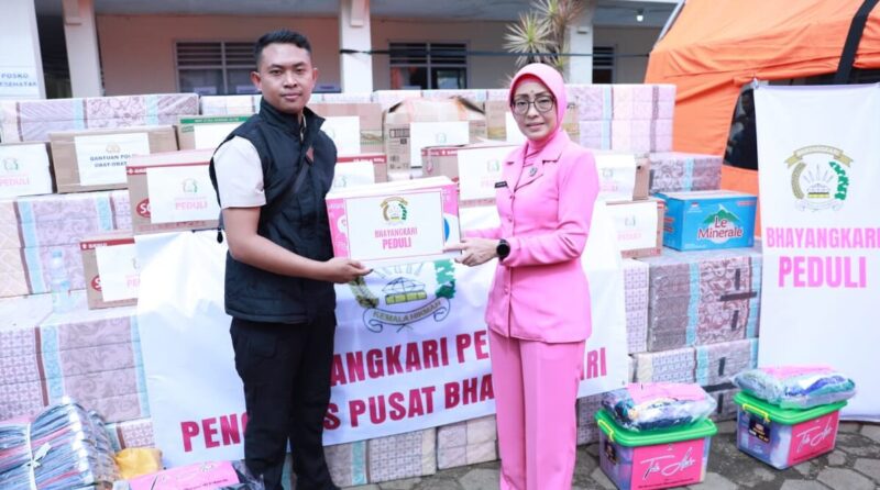Ketua Umum Bhayangkari, Ny. Juliati Sigit Prabowo, bantuan tersebut diserahkan melalui Ketua Bhayangkari Daerah Jawa Barat, Ny. Diana Rudi Setiawan.