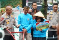 Kapolda Jawa Barat Irjen Pol. Dr. Rudi Setiawan, memimpin kegiatan penyerahan bantuan alat dan sarana pertanian kepada kelompok tani.