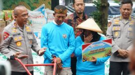 Kapolda Jawa Barat Irjen Pol. Dr. Rudi Setiawan, memimpin kegiatan penyerahan bantuan alat dan sarana pertanian kepada kelompok tani.