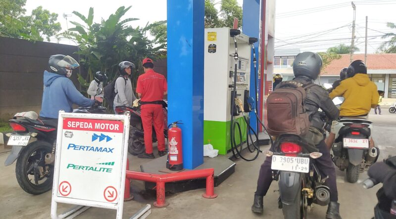 Penyesuaian harga ini mengacu pada Keputusan Menteri ESDM No. 245.K/MG.01/MEM.M/2022 yang mengubah formula harga dasar BBM.