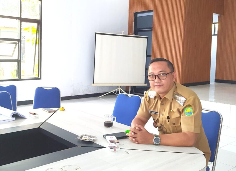 Camat Tanjungsiang, Rano Saeful Sudirman, S.STP., proses pemberhentian resmi kepala desa masih menunggu Surat Keputusan (SK) dari Bupati.