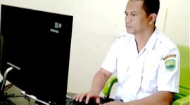 Kasi Paten Yanum Kecamatan Tanjungsiang, Anda, S.IP, mengimbau masyarakat yang ingin mengurus eKTP datang sendiri atau diwakili anggota keluarga yang tercantum dalam kartu keluarga dan tanpa dipungut biaya.