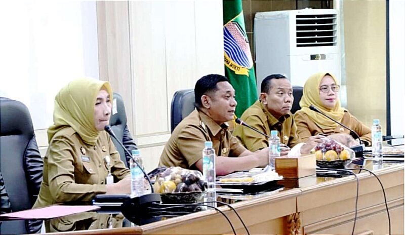 Pelaksana Tugas Bupati Bekasi, Asep Surya Atmaja, menegaskan bahwa pelayanan kesehatan adalah hak dasar setiap warga, tanpa memandang status kepesertaan BPJS atau Kartu Indonesia Sehat (KIS).