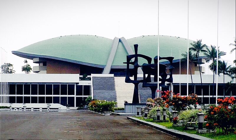 Komisi II DPR berencana memanggil Tito untuk meminta penjelasan lebih lanjut dan mengidentifikasi pemda yang mengeluarkan biaya miliaran rupiah per hari.