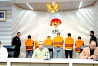 Enam orang ditetapkan sebagai tersangka, di antaranya tiga anggota DPRD OKU (FJ, MFR, UM), Kepala Dinas PUPR (NOP), serta dua pengusaha (MFZ, ASS). Mereka ditahan selama 20 hari pertama di Rutan KPK.