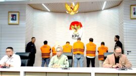 Enam orang ditetapkan sebagai tersangka, di antaranya tiga anggota DPRD OKU (FJ, MFR, UM), Kepala Dinas PUPR (NOP), serta dua pengusaha (MFZ, ASS). Mereka ditahan selama 20 hari pertama di Rutan KPK.