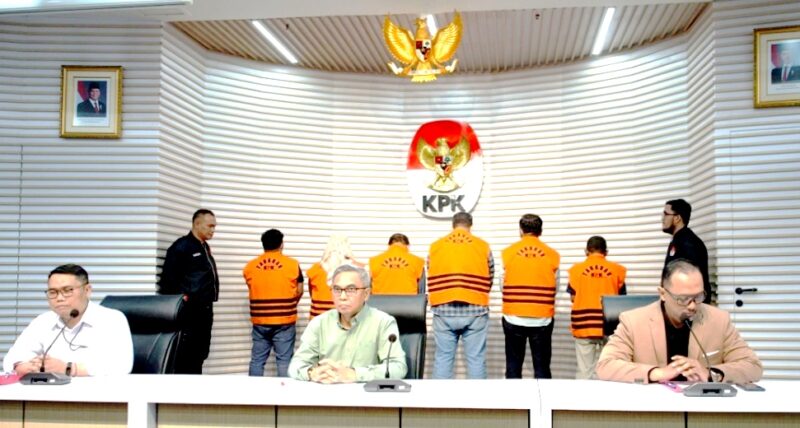 Enam orang ditetapkan sebagai tersangka, di antaranya tiga anggota DPRD OKU (FJ, MFR, UM), Kepala Dinas PUPR (NOP), serta dua pengusaha (MFZ, ASS). Mereka ditahan selama 20 hari pertama di Rutan KPK.