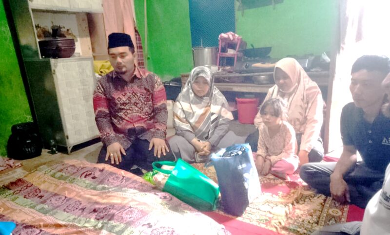 Kepala MTs Tanjungsiang, Ahmad Sobari Al Fauzi, S.Pd.I, MM.Pd, didampingi Wakil Madrasah Bid. Kesiswaan, Wali Kelas, dan BPD Desa Buniara. 