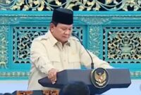Presiden RI Prabowo Subianto memberikan bonus kepada atlet Indonesia peraih medali di ajang SEA Games 2025, di Istana Negara, Jakarta.